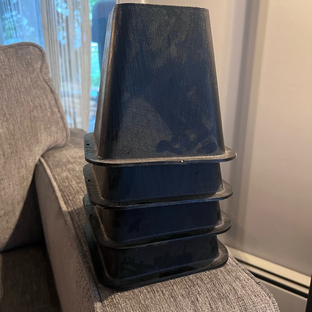 Set of 4 bed risers